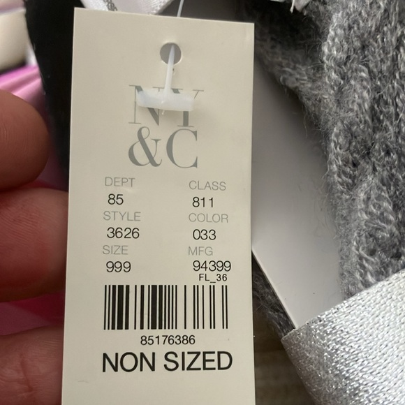 Ladies off white fingerless gloves with sequins & fox fur. - Picture 7 of 7